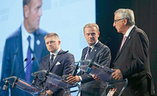 Слева-направо: премьер-министр Словакии Роберт Фицо, председатель Европейского совета Дональд Туск и президент Европейской
комиссии Жан-Клод Юнкер во время пресс-конференции на саммите ЕС, который собрал руководство 27 стран в Братиславе, 16 сентября