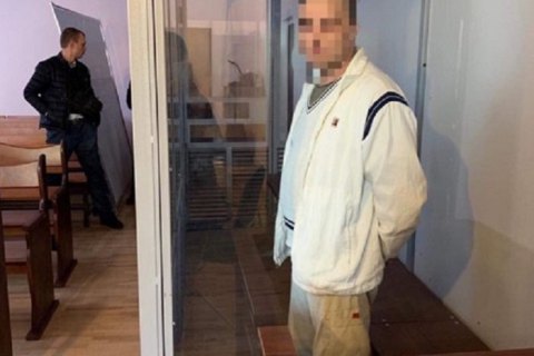 Суд відправив до психлікарні чоловіка, який нападав на перехожих киян з ножем