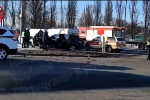 У Києві сталася ДТП за участю військової вантажівки, є постраждалі