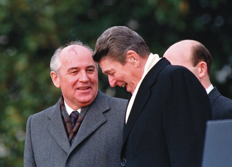  19 листопада 1985 року в Женеві на саміті з ядерного роззброєння відбулася перша зустріч Михайла Горбачова та
Рональда Рейгана.