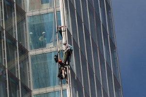 Активистки Greenpeace пытаются покорить 310-метровый небоскреб