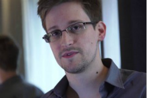 Берні Сандерс закликав владу США помилувати Сноудена
