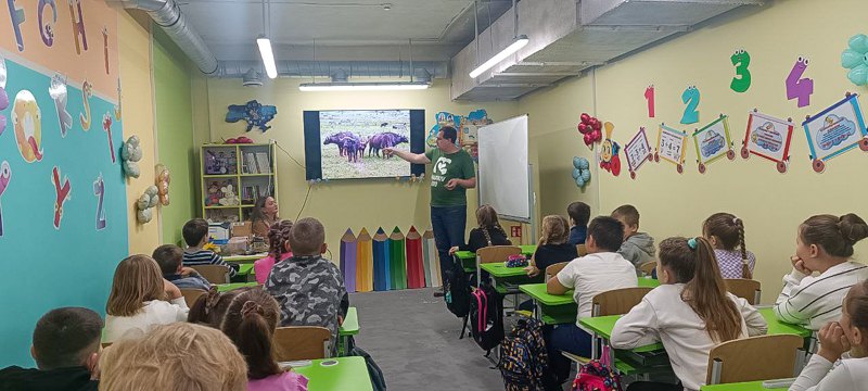 Науково-популярна лекція у харківській підземній школі.