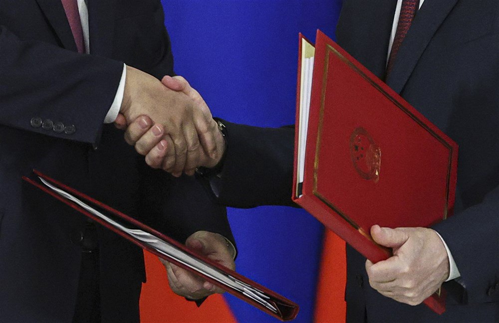 РФ і Китай обмінюються теками після підписання договорів у Кремлі, 8 травня 2025 року