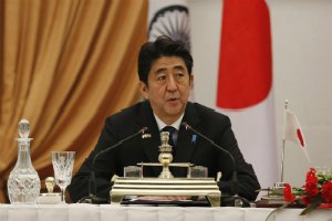 Японский премьер пообещал добиться освобождения заложников "Исламского государства"