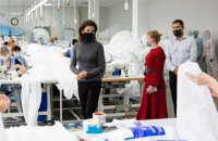 Марина Порошенко: в Україні запустили виробництво захисних медичних костюмів