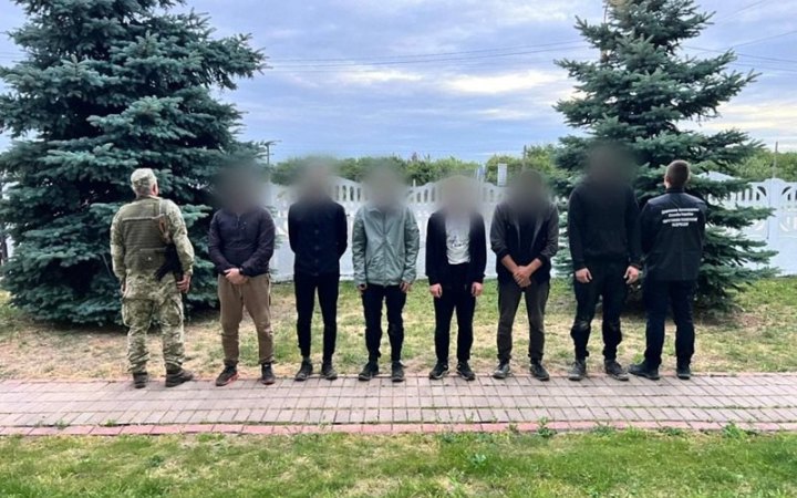За 400 метрів від кордону з Угорщиною затримали шістьох чоловіків