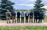 За 400 метрів від кордону з Угорщиною затримали шістьох чоловіків