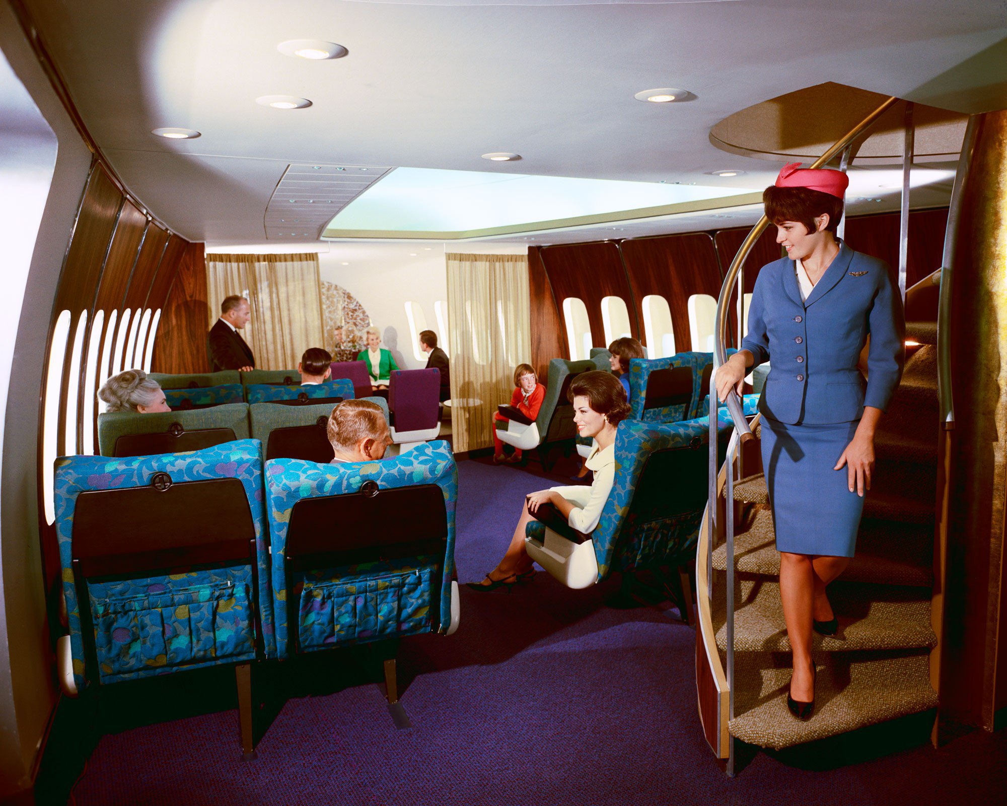 Первые пассажиры самолета. Boeing 747 первый класс. Боинг 747 бар. Boeing 747 палуба. Самолет Пан Американ салон самолета.
