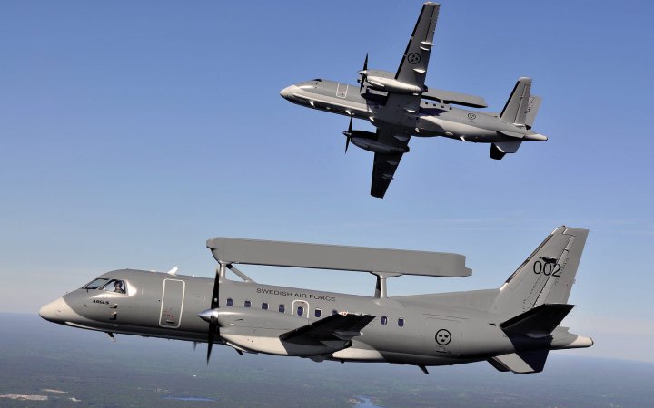 Летючі радари, БТРи, ППО та боєприпаси: аналізуємо великий пакет допомоги від Швеції