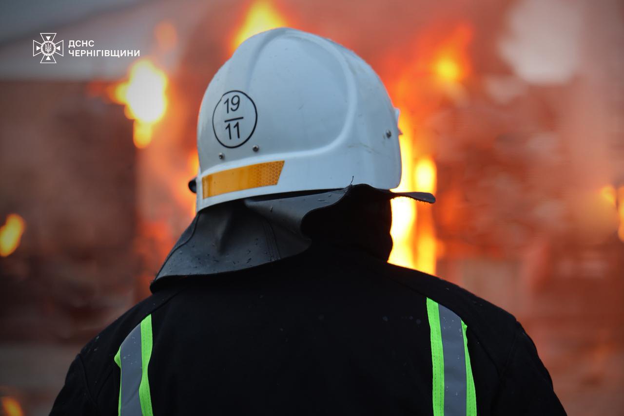 Рятувальник та наслідки обстрілів