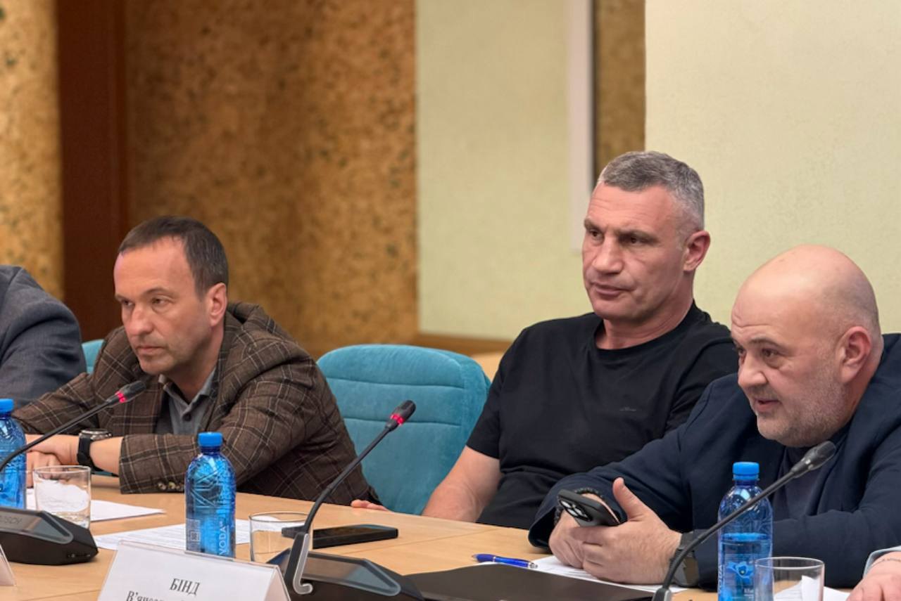 Перший заступник голови КМДА Петро Пантелеєв, мер Віталій Кличко, директор КП «Київтеплоенерго» В'ячеслав Бінд під час зустрічі
щодо реалізації Плану стійкості та резервного теплопостачання Києва, 6 травня 2026 р.