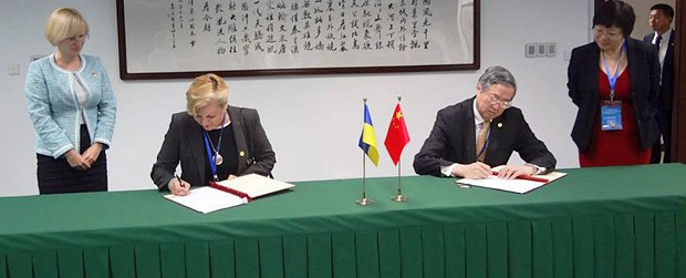 Глава Нацбанка Украины Валерия Гонтарева и глава Китайского народного банка Чжоу Сяочуань подписывают соглашение о валютном
свопе.