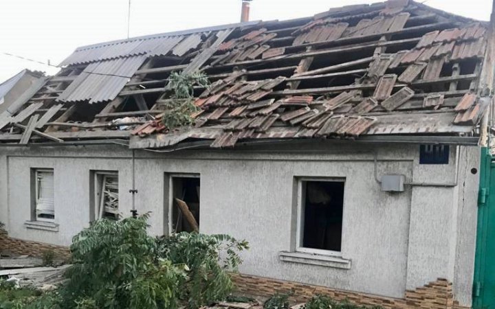 Унаслідок ворожого обстрілу Миколаєва зруйнована господарська будівля, вибиті вікна будинків