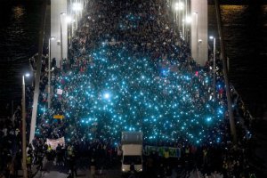 В Будапеште на митинг против налога на интернет вышли десятки тысяч человек
