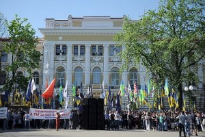 Біля Харківського суду виникла бійка