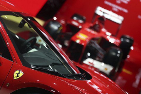 Ferrari привлекла $893 млн на IPO