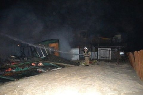 Озброєні люди спалили дві бази відпочинку Держгеонадр у Затоці