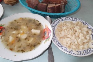 Прокуратура: у шкільних їдальнях дітей годують забороненими продуктами