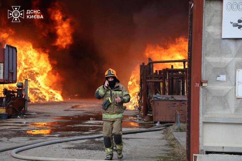 У Києві зайнялося сміття, площа пожежі складає близько 2000 кв. м