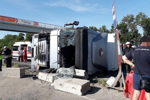 Фура перекрыла Одесскую трассу в Киевской области