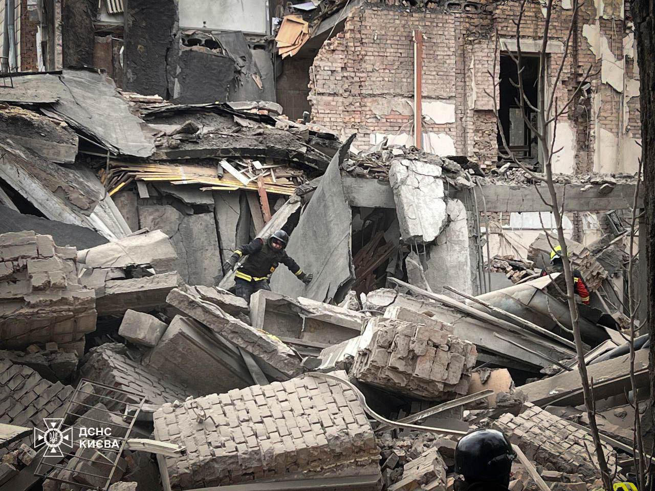 Пошкодження після обстрілу Києва балістикою