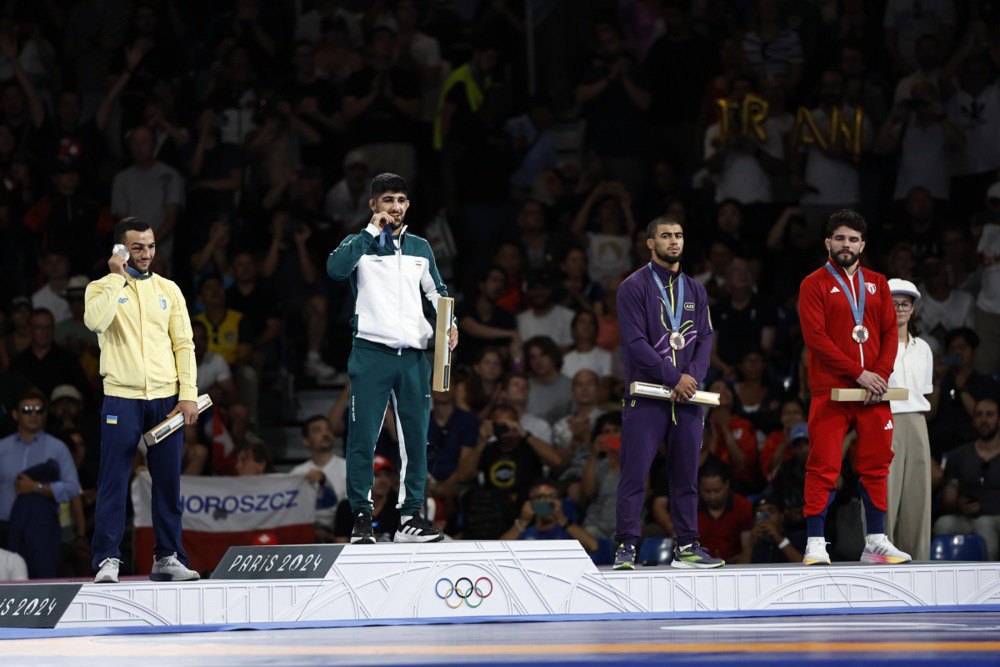 Парвіз Насібов (ліворуч) зі срібною медаллю Олімпійських ігор-2024.