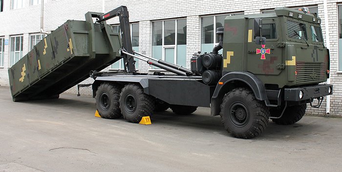 Специализированный бронированный грузовой автомобиль для перевозки боеприпасов на шасси автомобиля Богдан (МАЗ) -6317 с мультилифтом