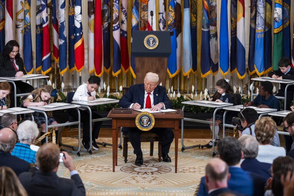 Дональд Трамп підписує указ про закриття Департаменту освіти США, Вашингтон, 20 березня 2025 року.