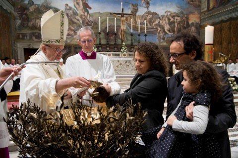 Папа Франциск позволил матерям кормить грудью в Сикстинской капелле