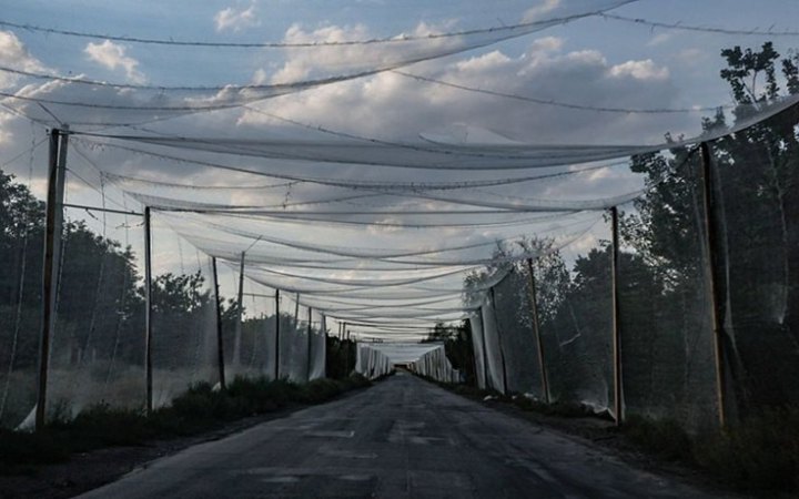 У Херсоні сильний вітер пошкодив антидроновий захист