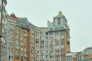 На крыше киевской многоэтажки построили церковь