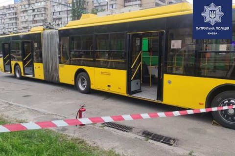 У Києві 27-річний чоловік кинув у тролейбус "коктейль Молотова" (оновлено)