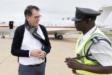 Літак міністра економрозвитку Німеччини зламався під час його турне Африкою