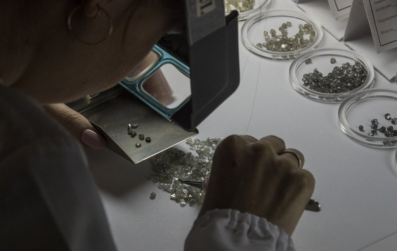 Сортувальний цех компанії АЛРОСА (найбільша компанія РФ, що розвідує, видобуває, обробляє і реалізує алмази), Республіка Саха (Якутія).