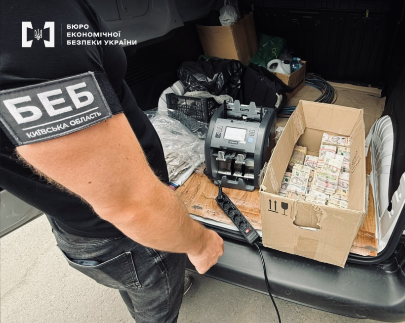 Знайдені під час обшуків докази