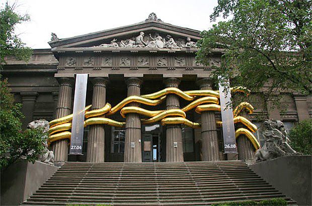 Инсталляция Газопровод Дружба на фасаде Национального художественного музея. Автор - Олильга Милентий