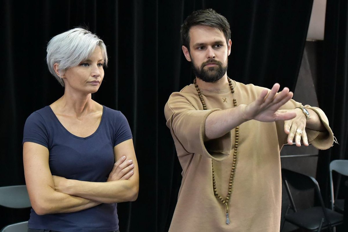 Театр оперети, акторка Марʼяна Боднар і режисер Микита Поляков на репетиції вистави «П’єса 22, або Шлях героя»