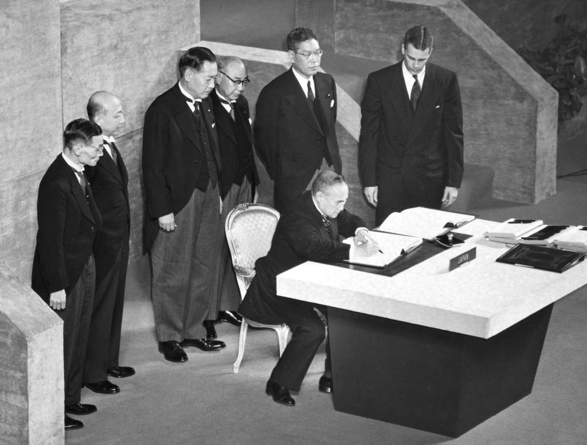 Прем'єр-міністр Японії Сігеру Йосіда підписує мирний договір в Сан-Франциско 8 вересня 1951 року, котрий набув чинності 28 квітня 1952 року. 