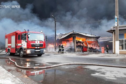 В Харькове после обстрелов России масштабный пожар охватил крупнейший рынок восточной Европы