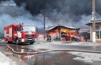 В Харькове после обстрелов России масштабный пожар охватил крупнейший рынок восточной Европы