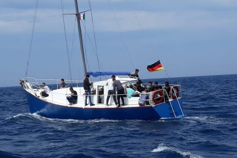 У Середземномор'ї затримали трьох українців, які на яхті доставляли мігрантів у країни ЄС