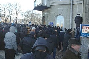 У Чернігові під облдержадміністрацією демонстранти звели барикади
