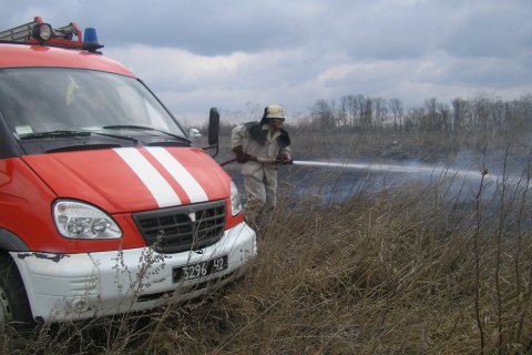 ​Из-за пожара сухой травы семь сел в Закарпатской области остались без газа