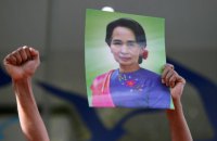 Лидер Мьянмы впервые лично предстала перед судом после своего ареста