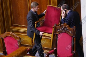 Опозиціонери тримають в облозі трибуну парламенту