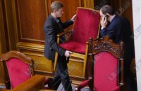 Опозиціонери тримають в облозі трибуну парламенту