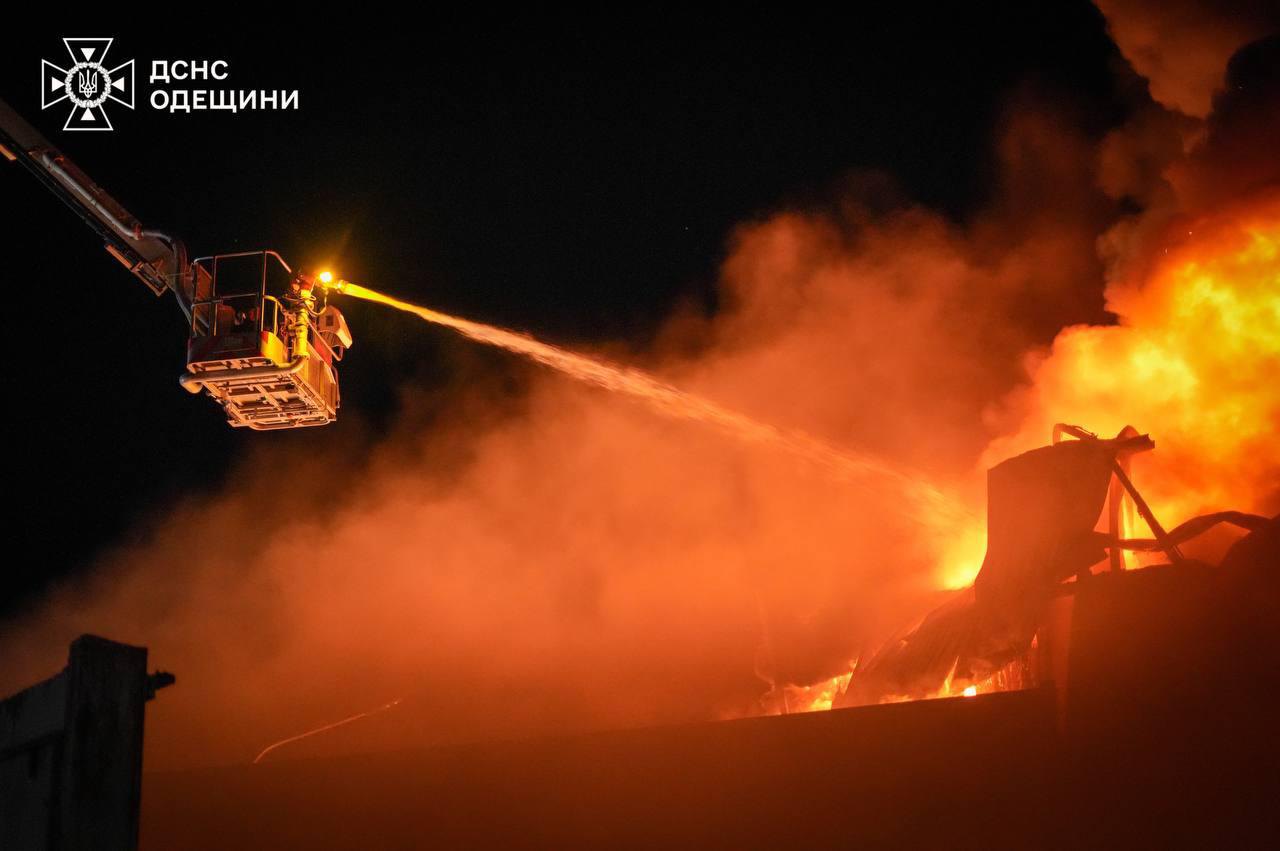 Рятувальники борютьсяз вогнем після ракетної атаки по Одесі 