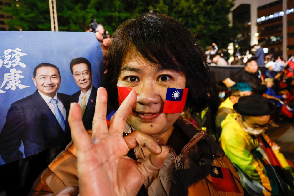 Прихильники Гоміндану під час передвиборчого мітингу партії напередодні виборів у місті Новий Тайбей, Тайвань, 12 січня 2024 р.