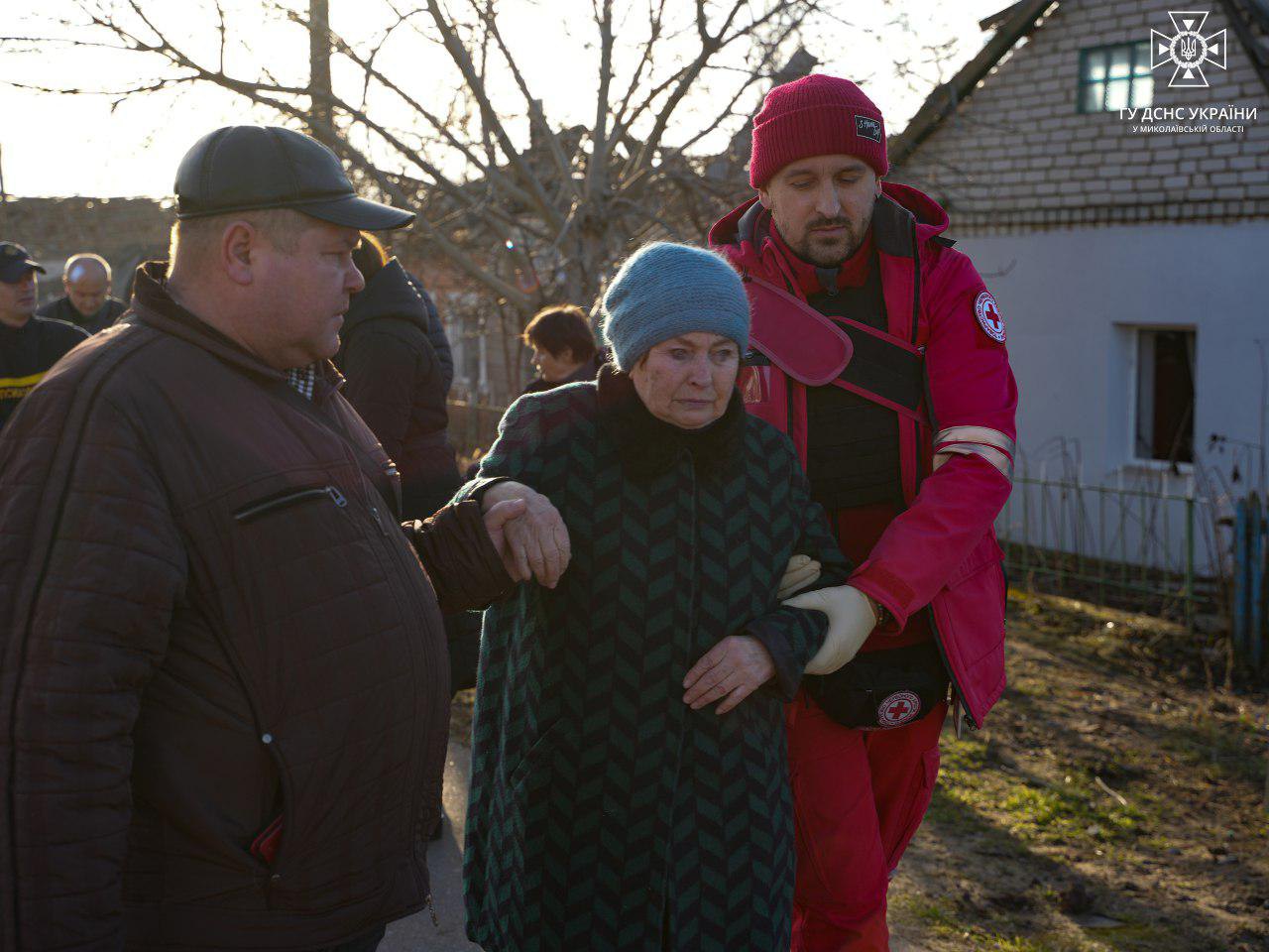 Рятувальники надають допомогу постраждалій внаслідок ворожого ранкового удару по Миколаєву. 